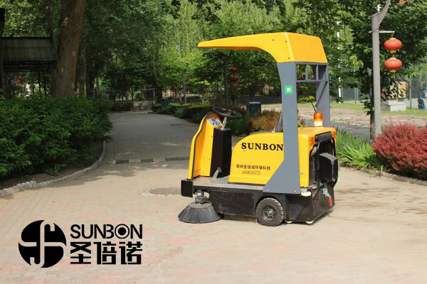 小型電動掃地機(jī)助力公園林蔭小道清潔