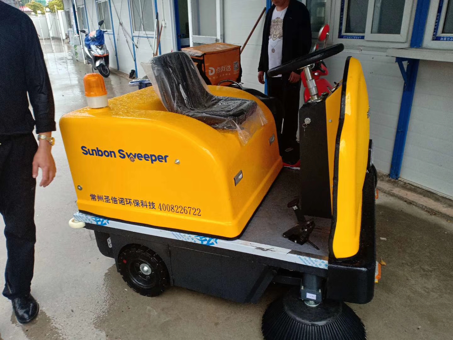 小型掃地車(chē)進(jìn)駐中億豐建設(shè)集團(tuán)