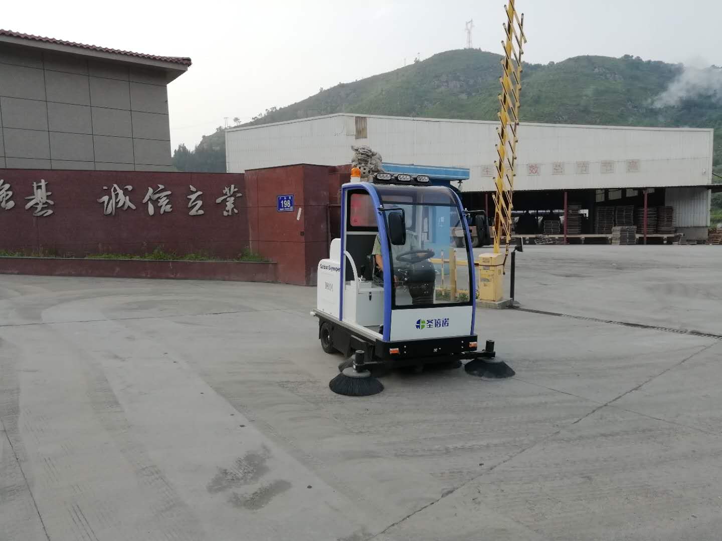 半封閉清掃車(chē)案例-福建佳宇建材有限公司