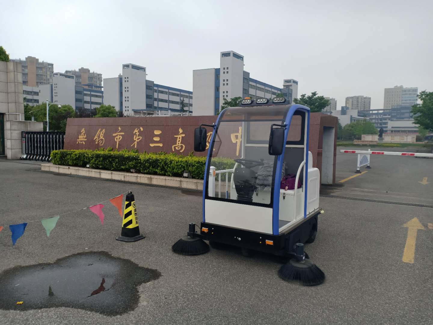 圣倍諾電動掃地車進駐無錫第三高級中學(xué)
