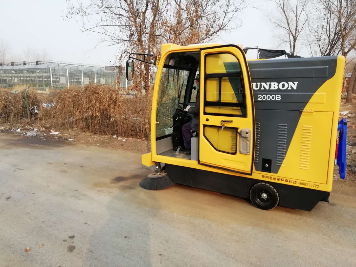 電動掃地車成為落葉清掃小衛(wèi)士