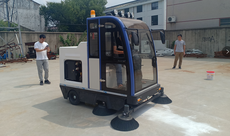 工廠用電動掃地機保潔的優(yōu)勢有哪些？