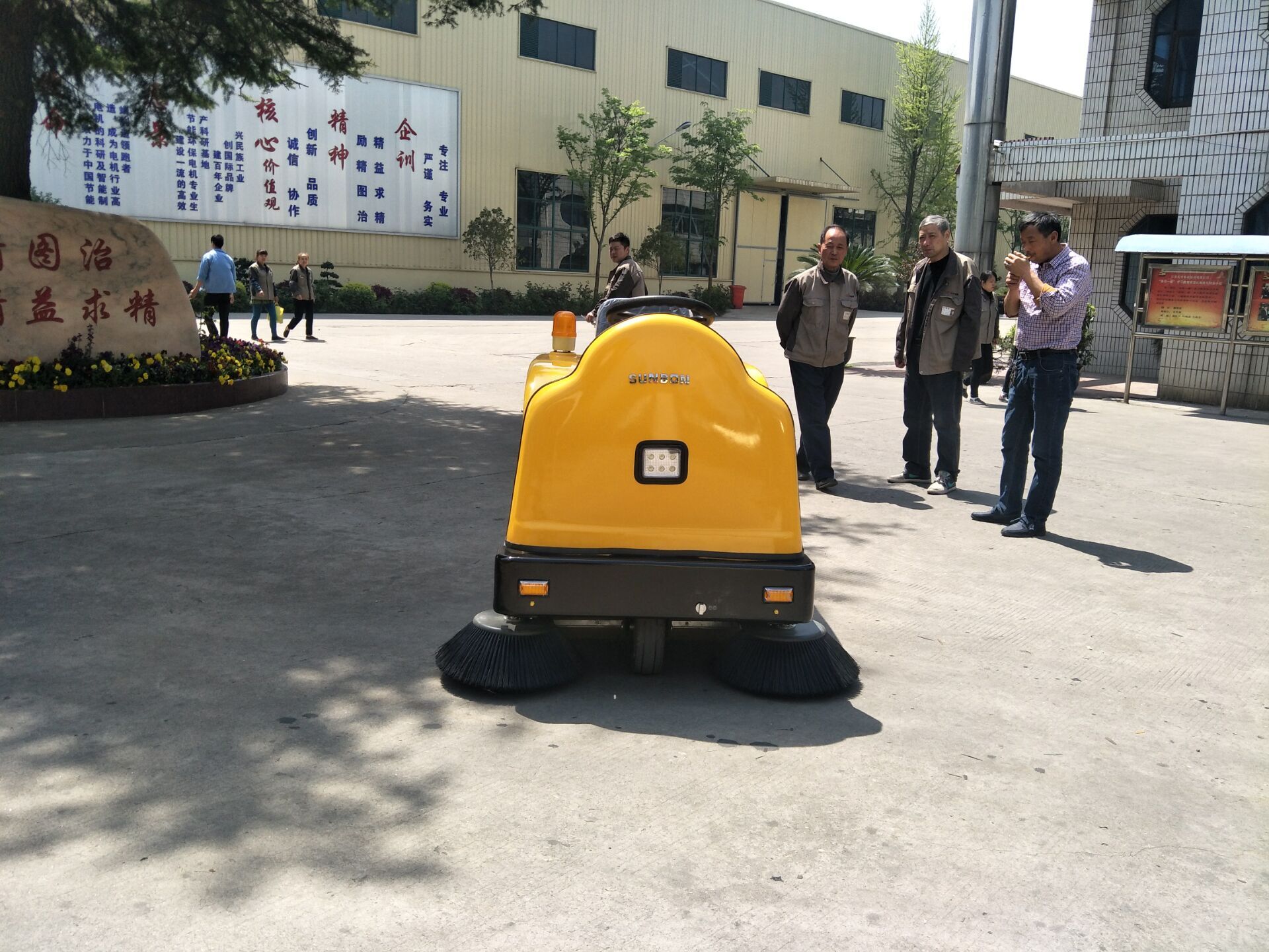 工業(yè)掃地車給工廠帶來(lái)哪些好處