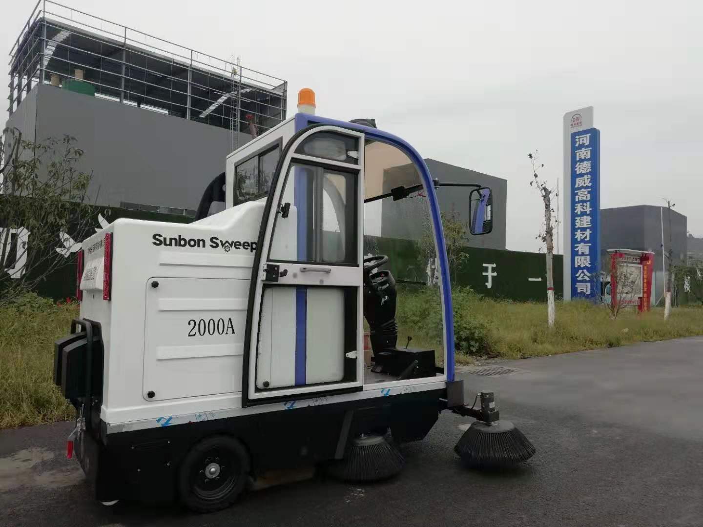 增加工業(yè)掃地車壽命請(qǐng)?jiān)诒ｐB(yǎng)上下功夫