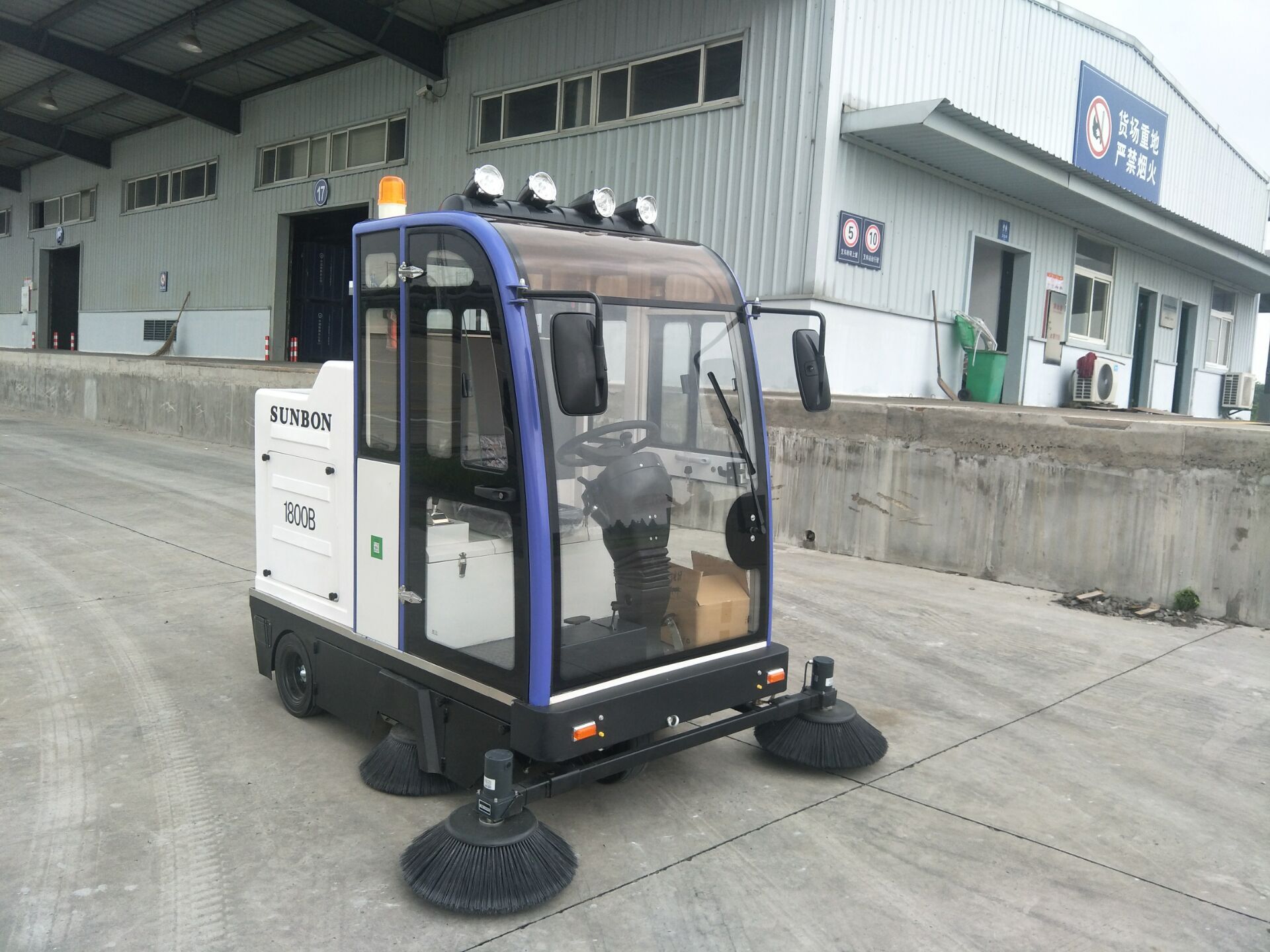 影響電動(dòng)掃地車(chē)價(jià)格差異大的原因有哪些