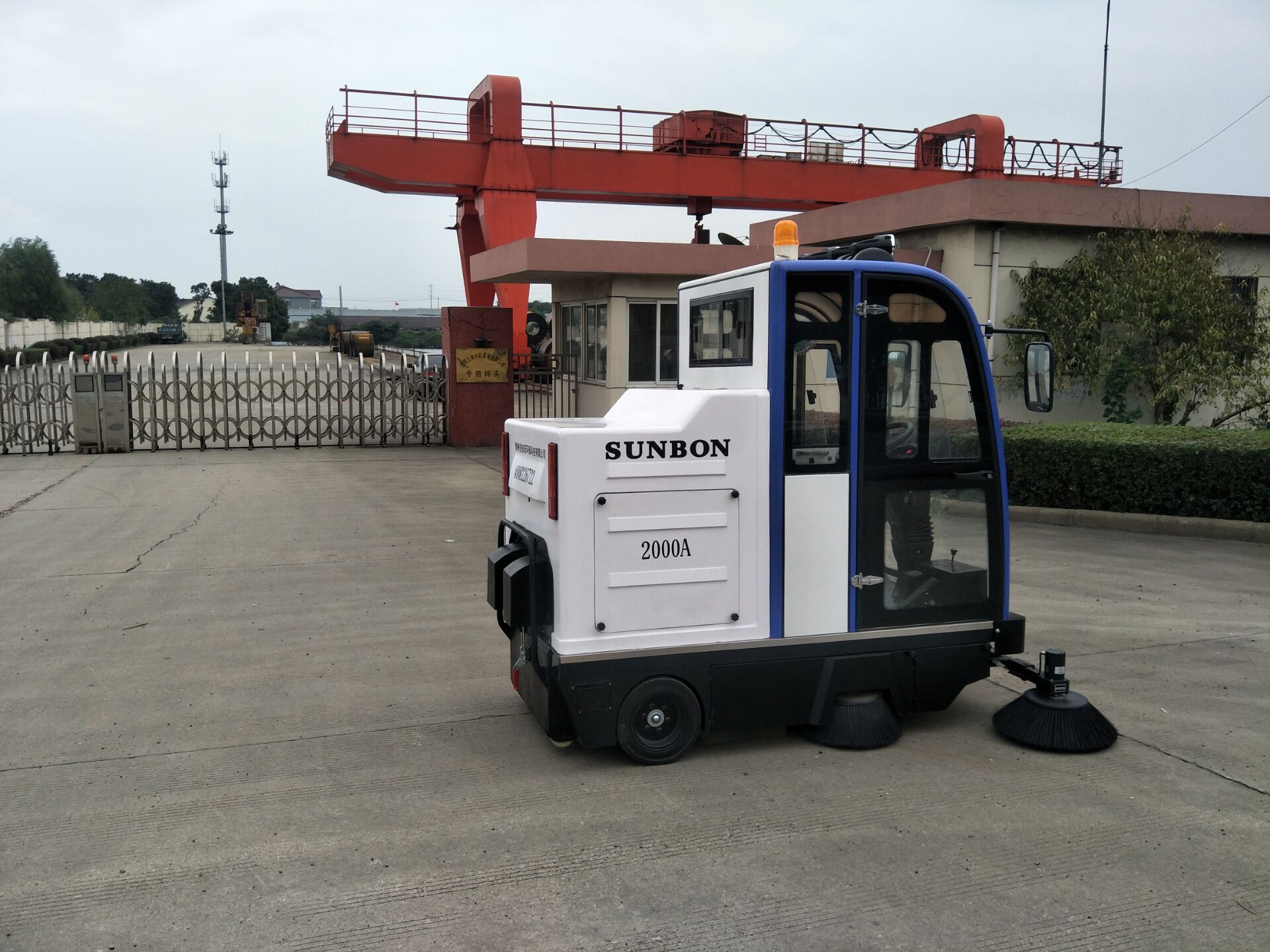 貨場碼頭用何種電動(dòng)掃地機(jī)