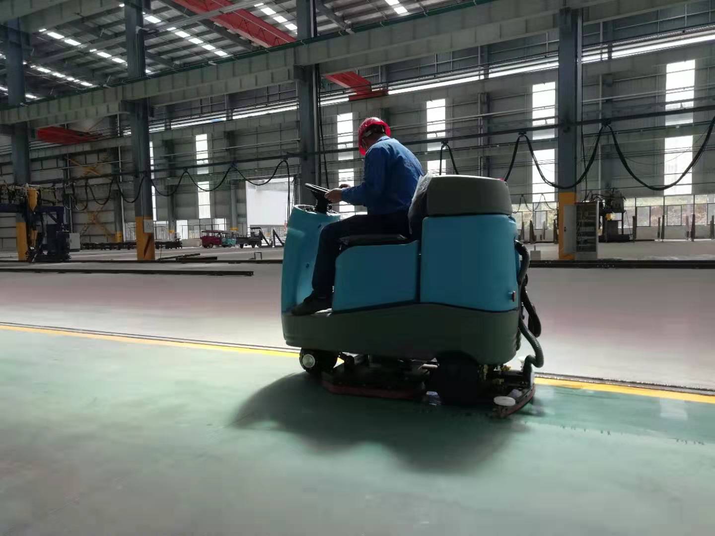 車庫保潔推薦駕駛式洗地機(jī)