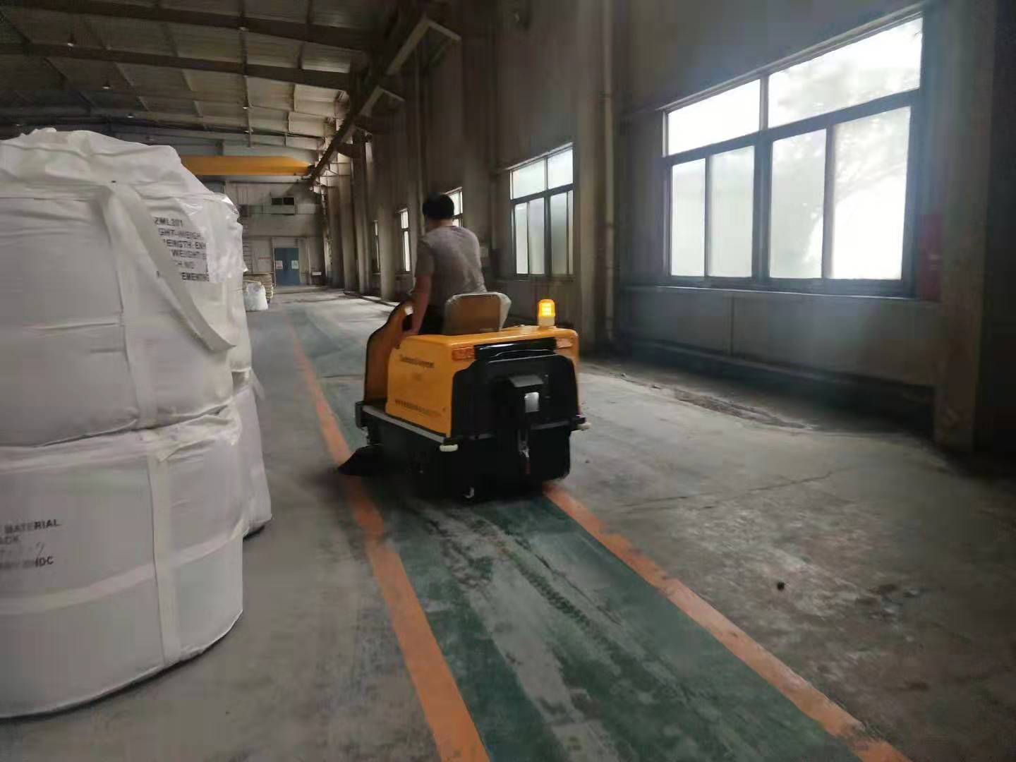 常州某玻璃廠來廠考察體驗(yàn)掃地車 常州某玻璃廠來廠考察體驗(yàn)掃地車