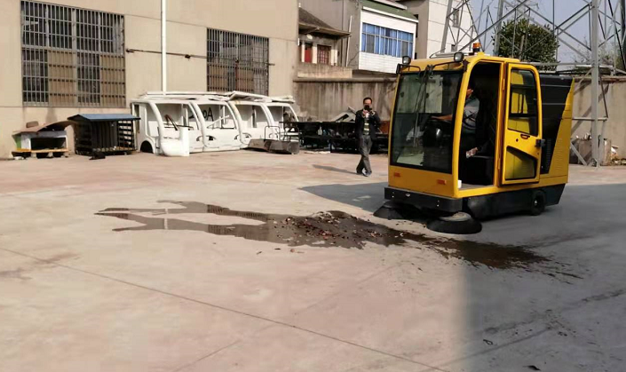 無錫某物業(yè)公司來廠體驗電動掃地車