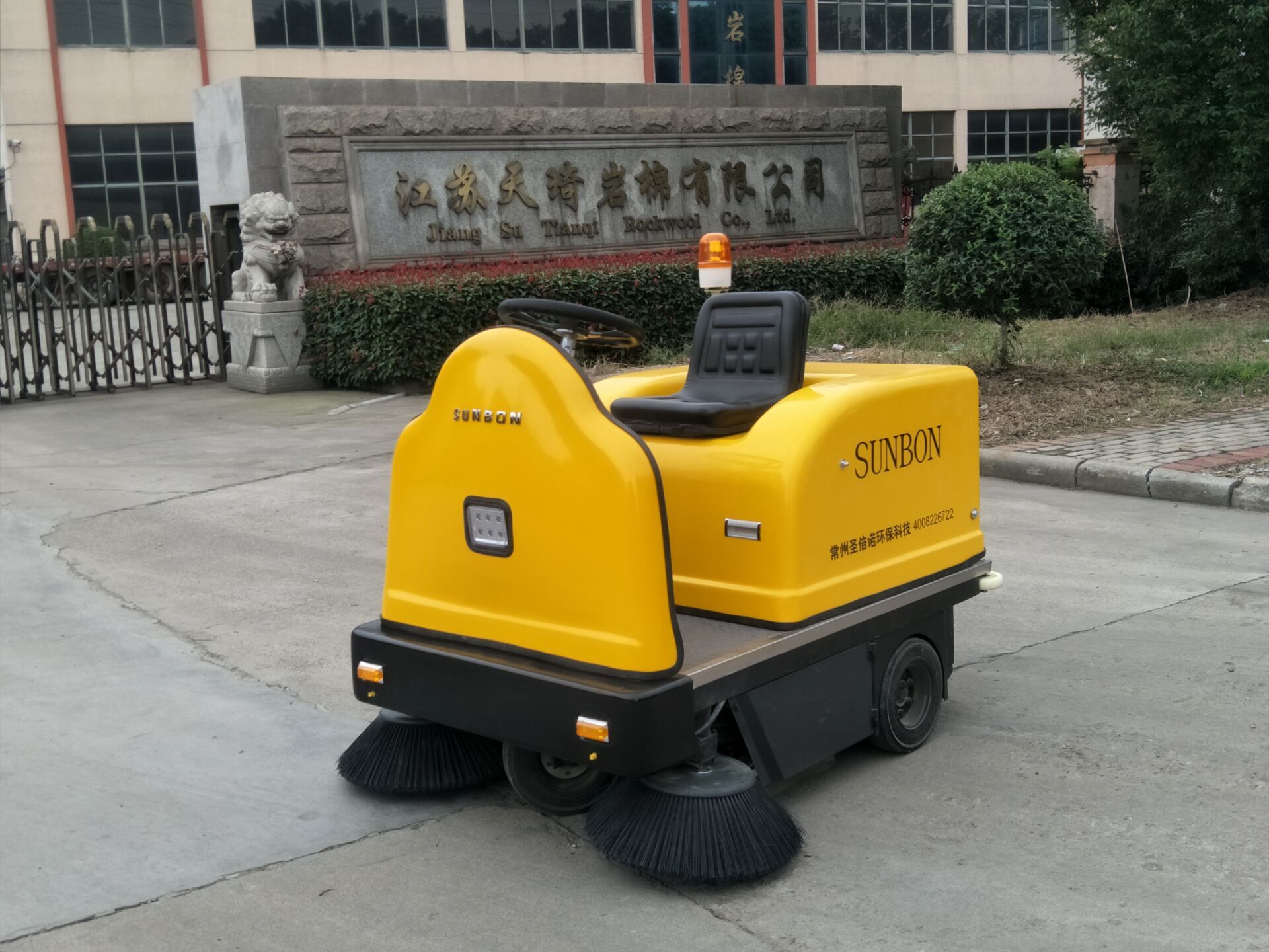 工業(yè)掃地車給工廠帶來(lái)哪些好處