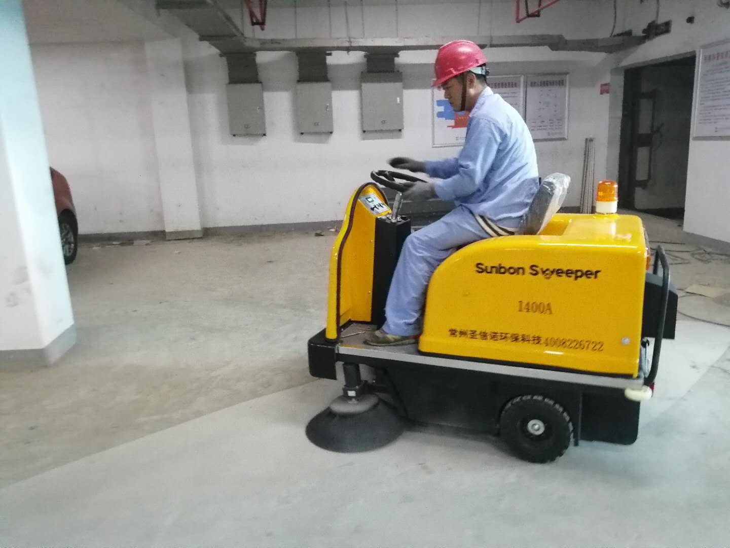 車庫清掃用掃地車還是洗地機(jī)