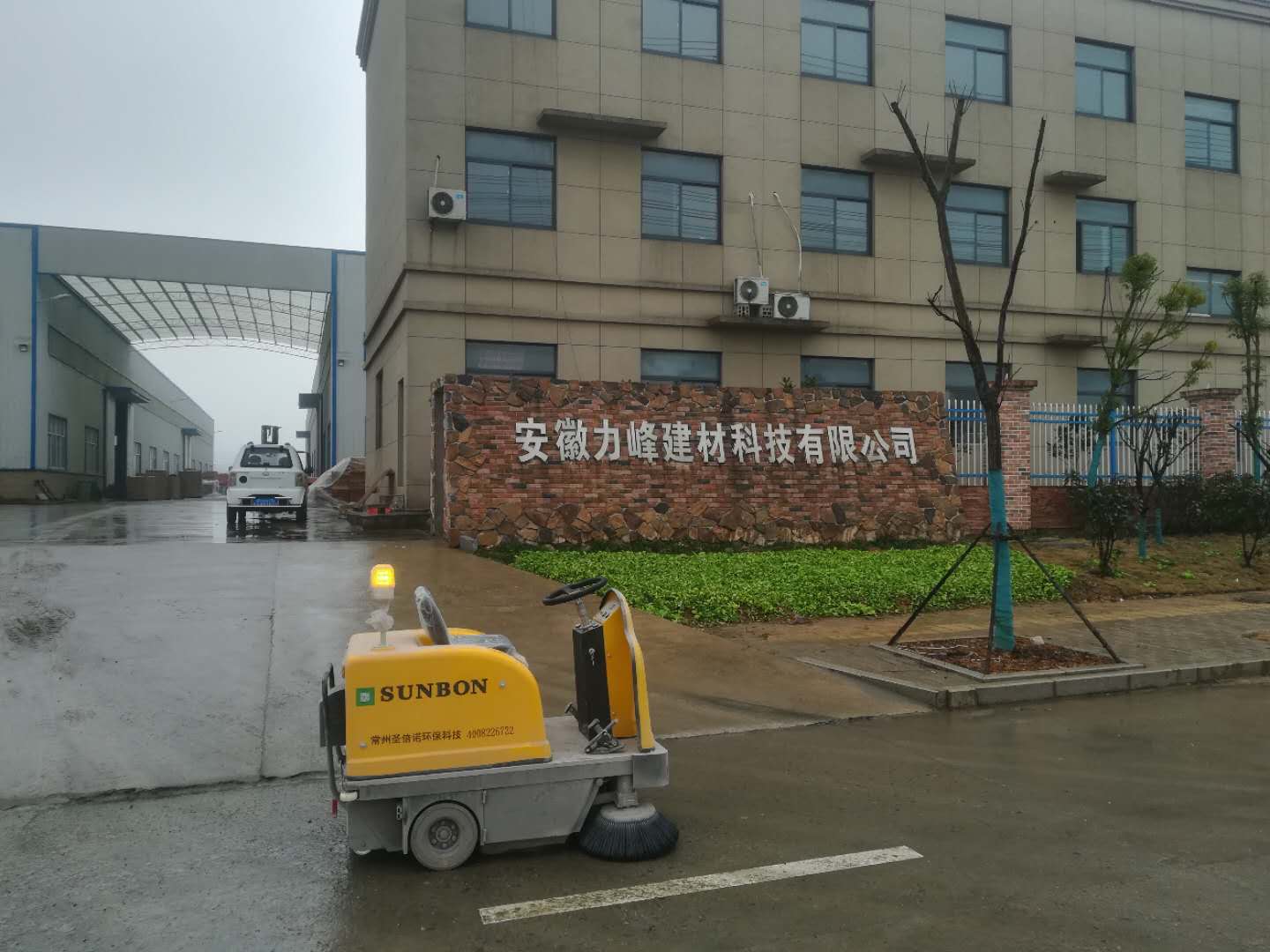 工廠物業(yè)小區(qū)為什么都用電動(dòng)掃地車