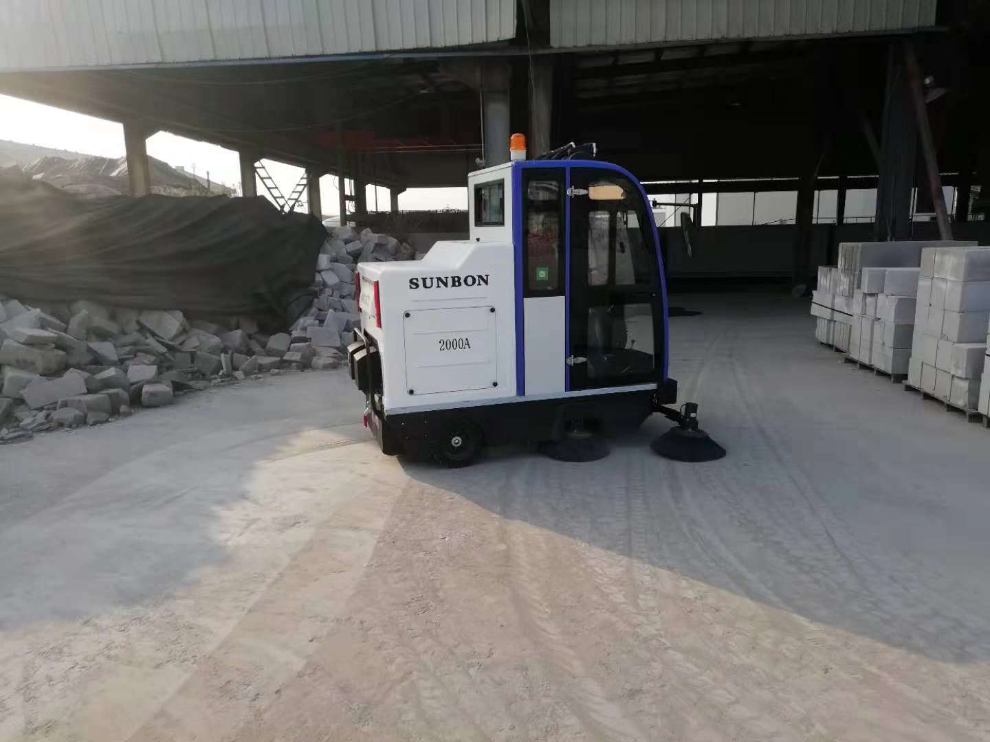 電動(dòng)式電動(dòng)掃地車該怎樣拆換主刷