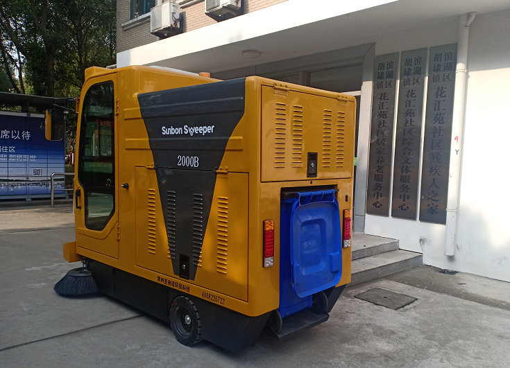 甘肅蘭州某愛心企業(yè)咨詢駕駛式電動掃地車
