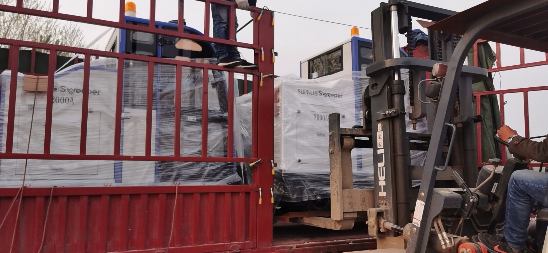 2000A駕駛式電動(dòng)掃地車(chē)走進(jìn)湖北某物業(yè)