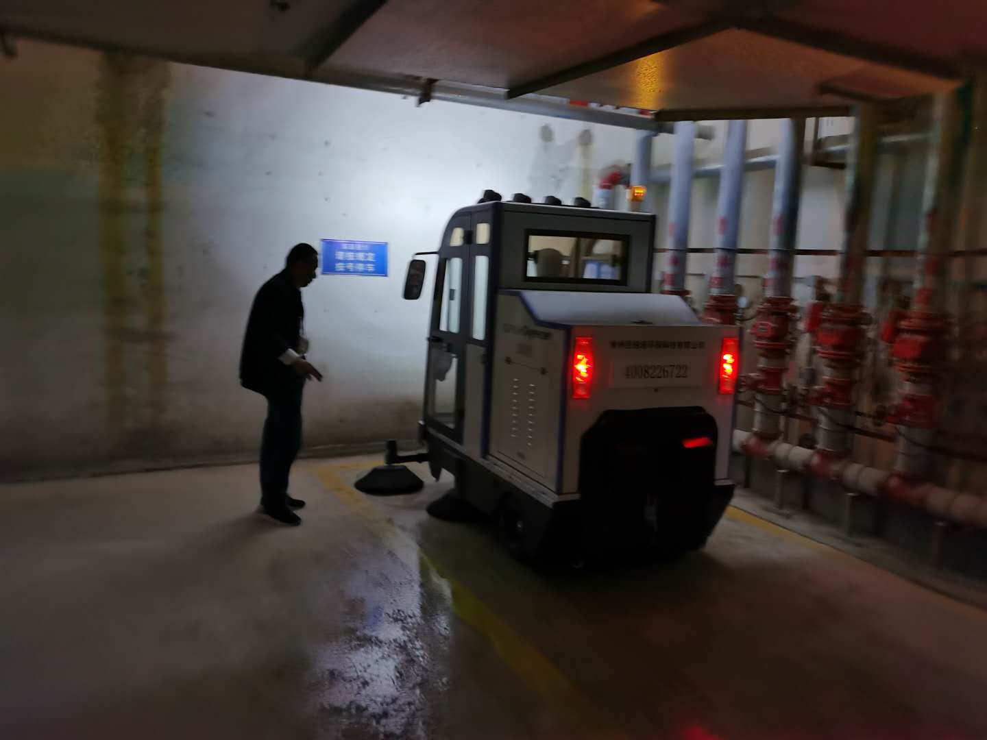 安徽池州某物業(yè)公司采購SUNBON2000A駕駛式電動掃地車