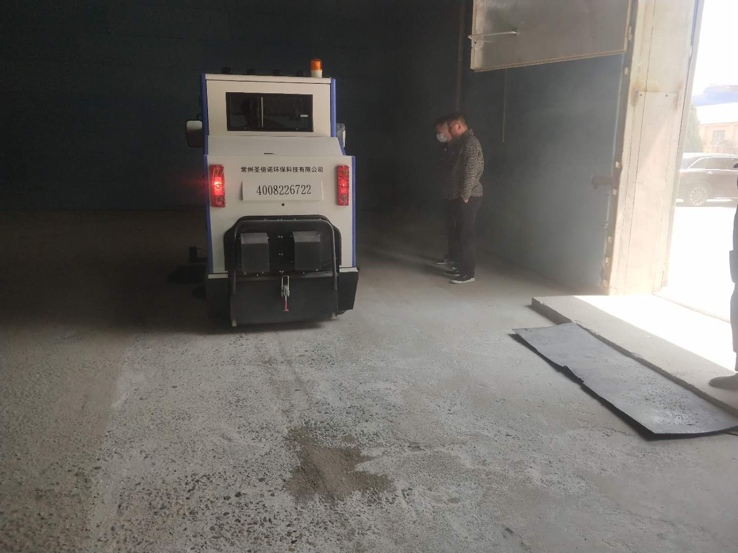 興化某米業(yè)采購(gòu)圣倍諾2000A駕駛式電動(dòng)掃地車