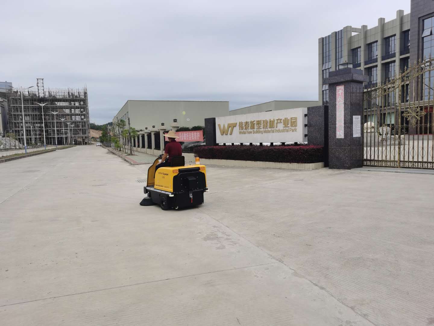 廣東某新型建材產(chǎn)業(yè)園使用圣倍諾1400電動(dòng)掃地車