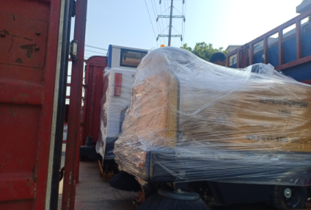 小型掃地機在庫房的保潔應(yīng)用