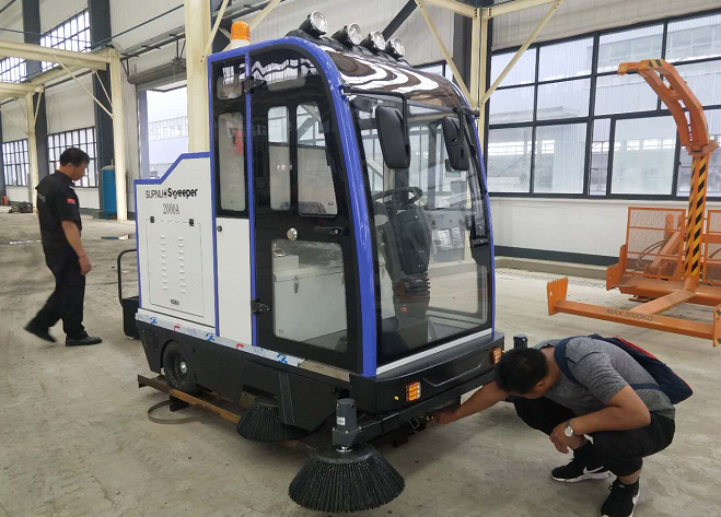 駕駛式掃地機(jī)進(jìn)駐浙江某服裝廠