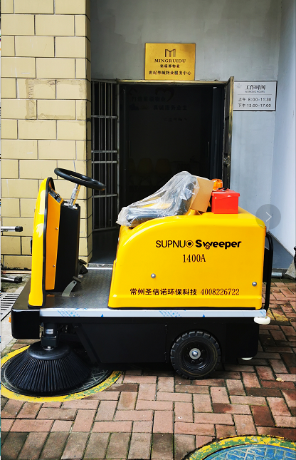 駕駛式掃地機(jī)成為小區(qū)車(chē)庫(kù)清潔標(biāo)配設(shè)備