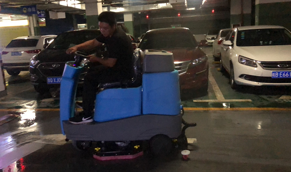 駕駛式掃地機(jī)成為小區(qū)車(chē)庫(kù)清潔標(biāo)配設(shè)備