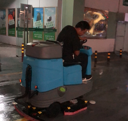 為什么越來越多的物業(yè)小區(qū)都用上了洗地機(jī)