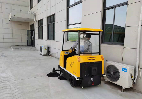 1800A電動駕駛式掃地車順利交付常熟木業(yè)公司 1800A電動駕駛式掃地車順利交付常熟木業(yè)公司