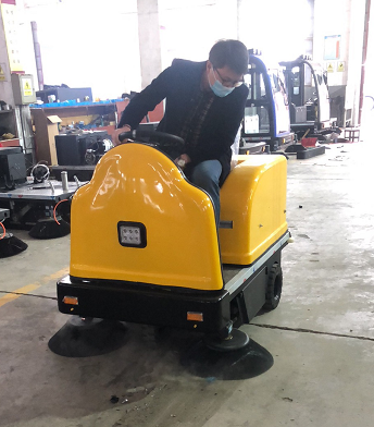 常州某客戶來廠實(shí)地考察清掃掃地車 常州某客戶來廠實(shí)地考察清掃掃地車