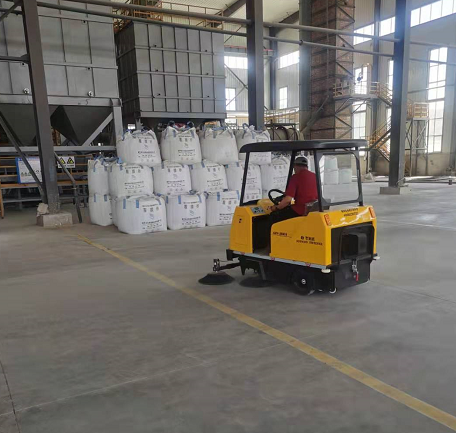 工業(yè)掃地車為企業(yè)解決清潔煩惱 工業(yè)掃地車為企業(yè)解決清潔煩惱