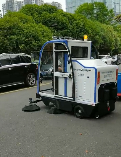 2000A電動(dòng)掃地車(chē)走進(jìn)常州市政府 2000A電動(dòng)掃地車(chē)走進(jìn)常州市政府