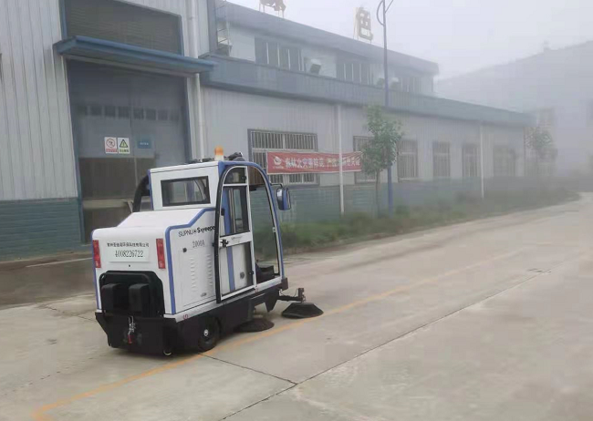 2000A電動掃地機(jī)進(jìn)駐四川涼山某稀土資源公司 2000A電動掃地機(jī)進(jìn)駐四川涼山某稀土資源公司