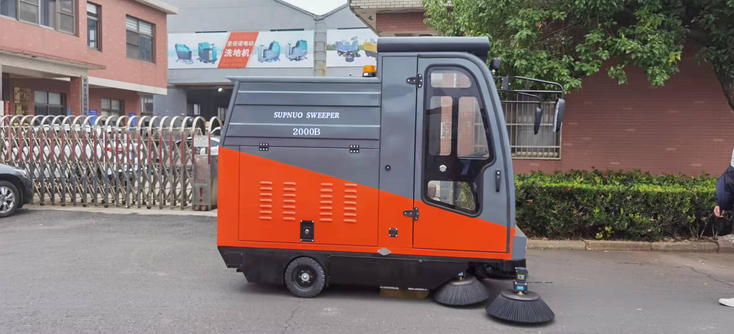 駕駛掃地機解決工廠清潔衛(wèi)生難題 駕駛掃地機解決工廠清潔衛(wèi)生難題