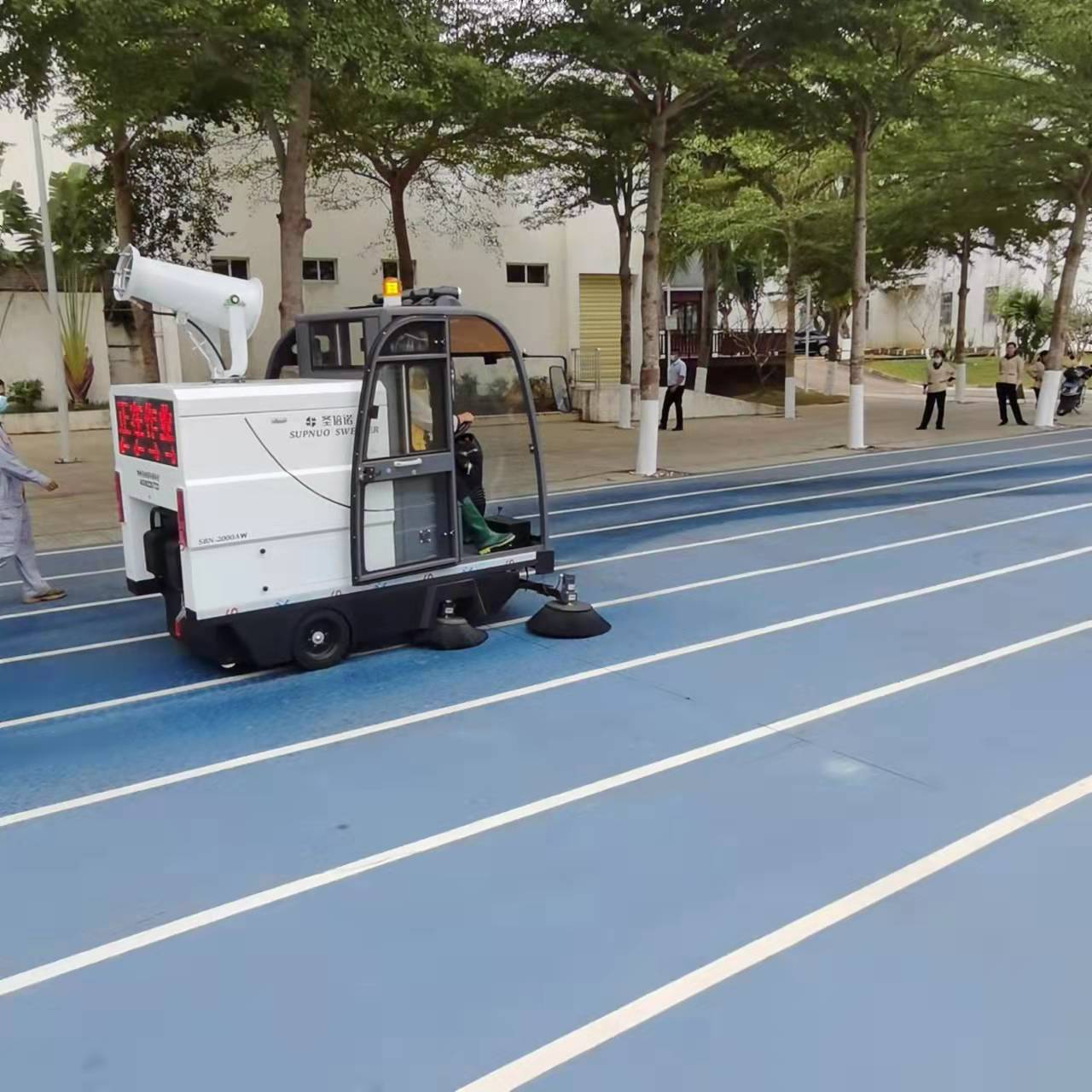 電動(dòng)清掃車是工人不可缺少的重要清潔設(shè)備 電動(dòng)清掃車是工人不可缺少的重要清潔設(shè)備