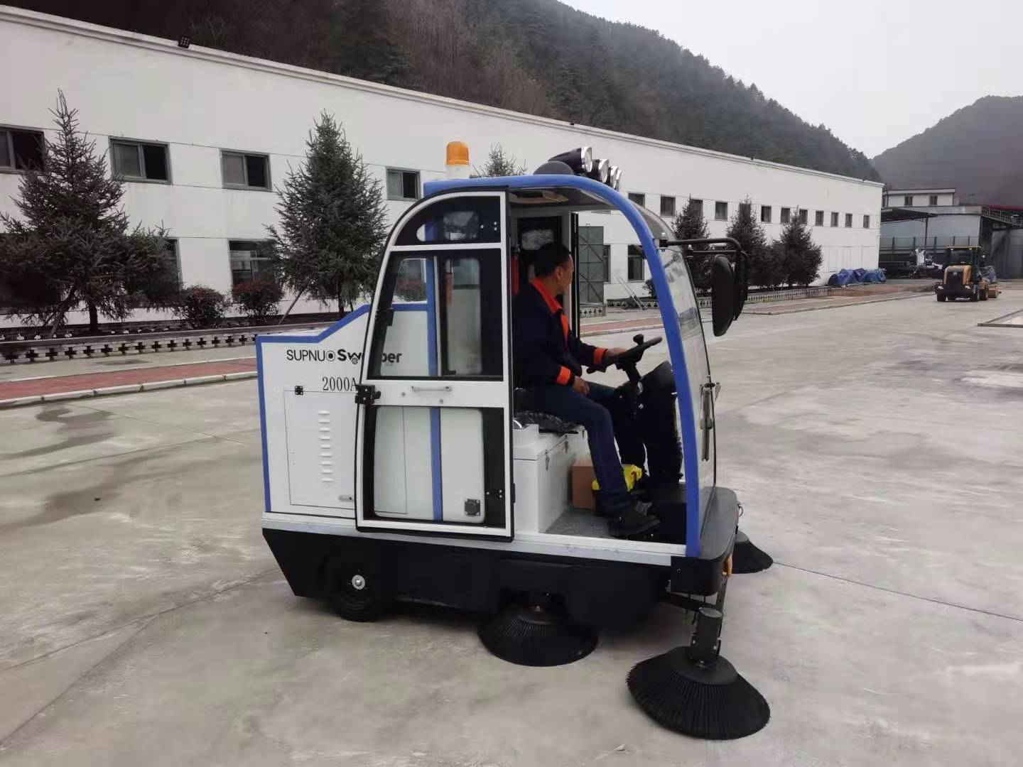 物業(yè)推薦用電動(dòng)掃地機(jī)提高保潔效率 物業(yè)推薦用電動(dòng)掃地機(jī)提高保潔效率