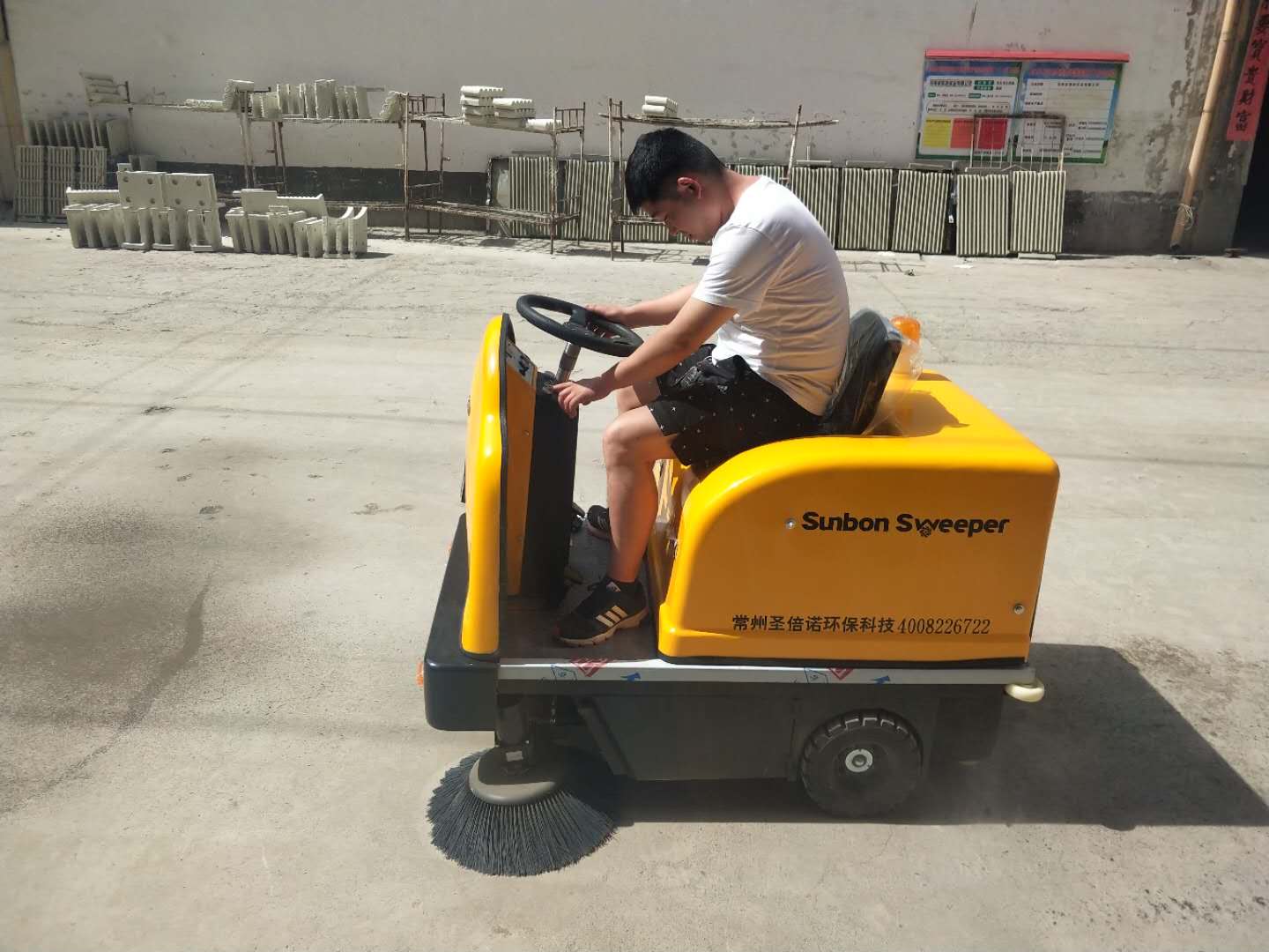 工廠道路清掃車是如何在我們的市場(chǎng)上 流行起來的呢？