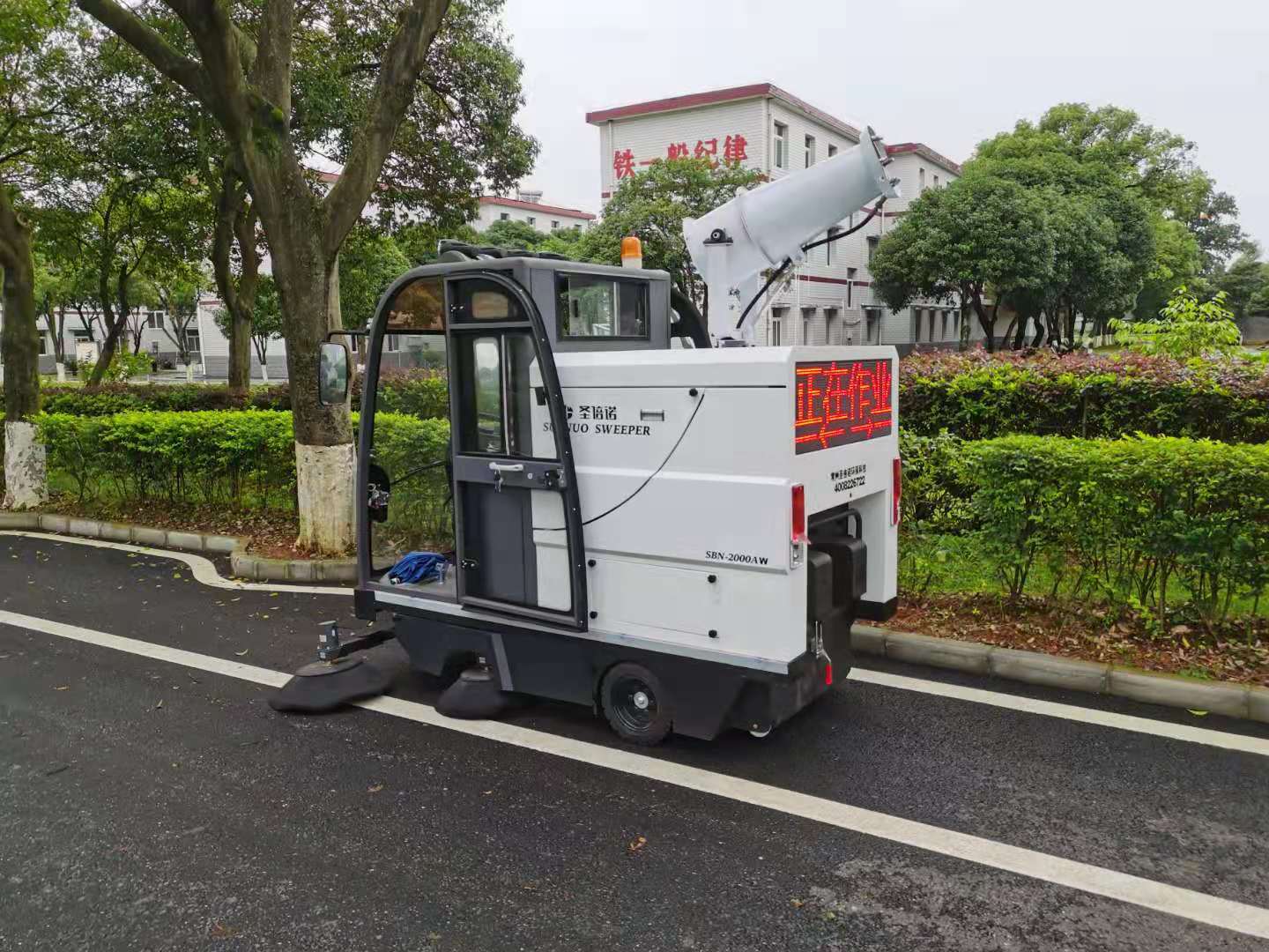 駕駛式掃地車的電池保養(yǎng)應(yīng)該注意什么呢？