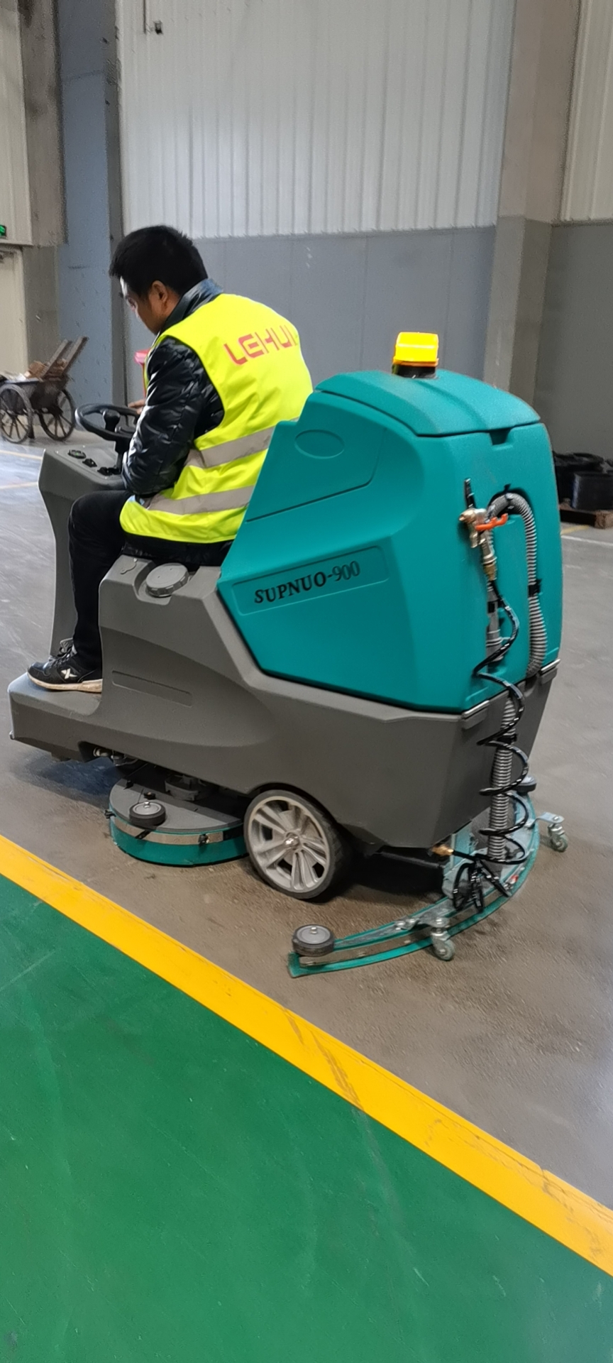 電動(dòng)洗地機(jī)和電動(dòng)掃地車的區(qū)別 電動(dòng)洗地機(jī)和電動(dòng)掃地車的區(qū)別