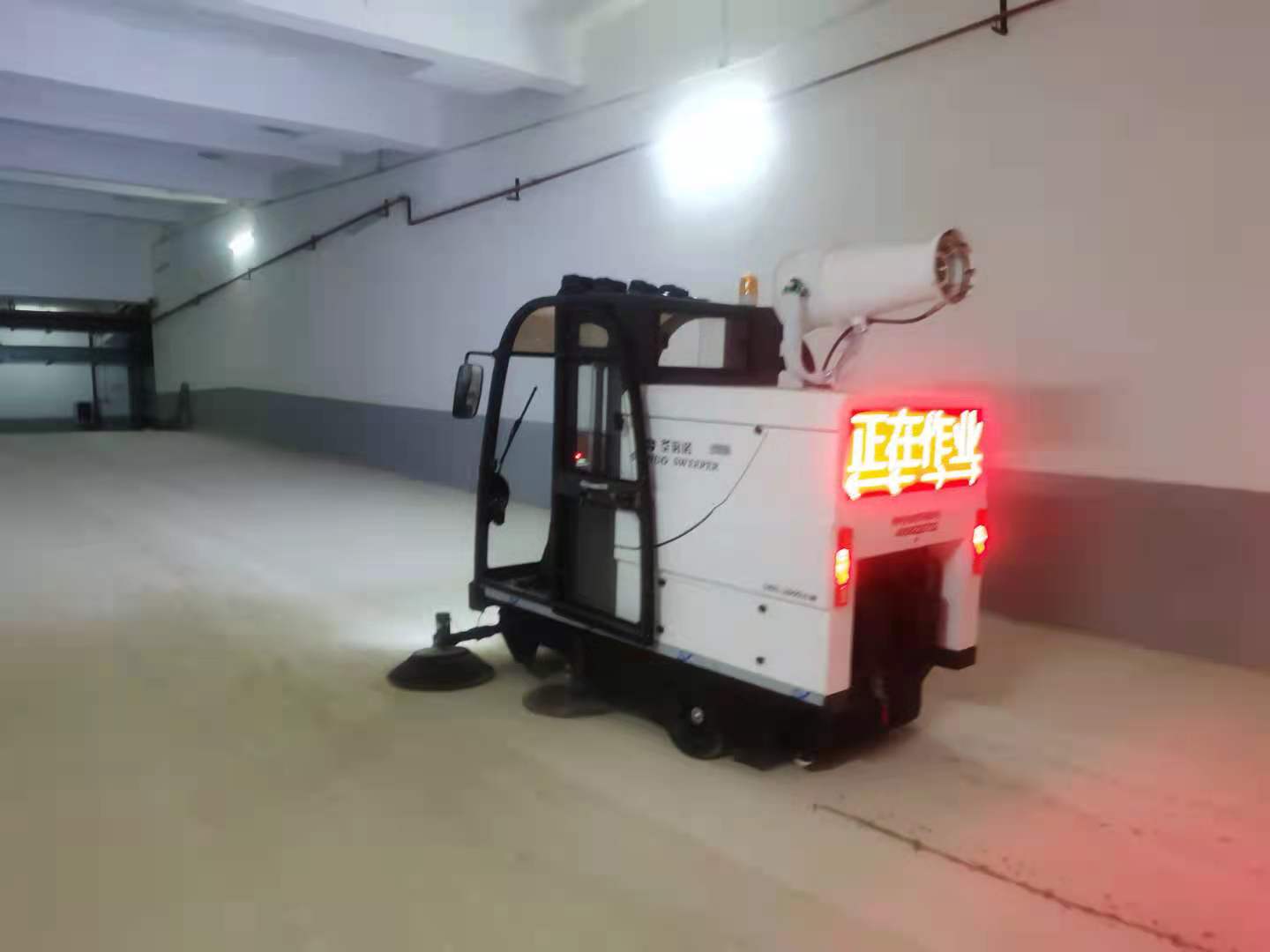 電動(dòng)掃地機(jī)降低用工成本帶來(lái)便利 電動(dòng)掃地機(jī)降低用工成本帶來(lái)便利