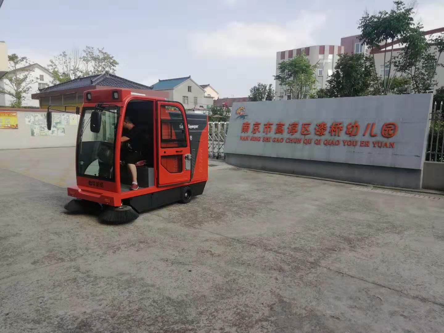 使用駕駛式掃地機在學校清潔上是否比人工打掃更好？