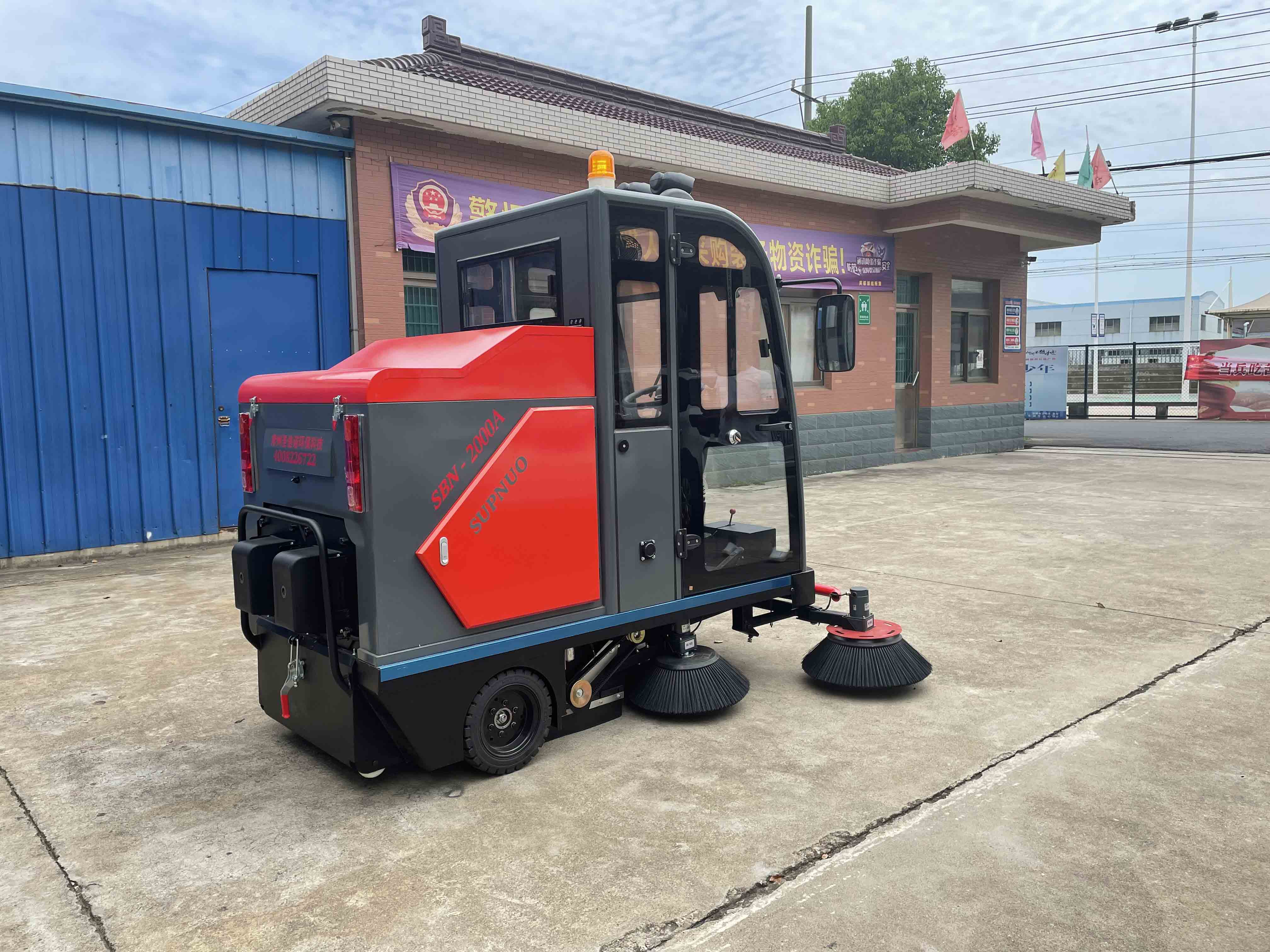 工廠掃地車在倉庫的應用 工廠掃地車在倉庫的應用