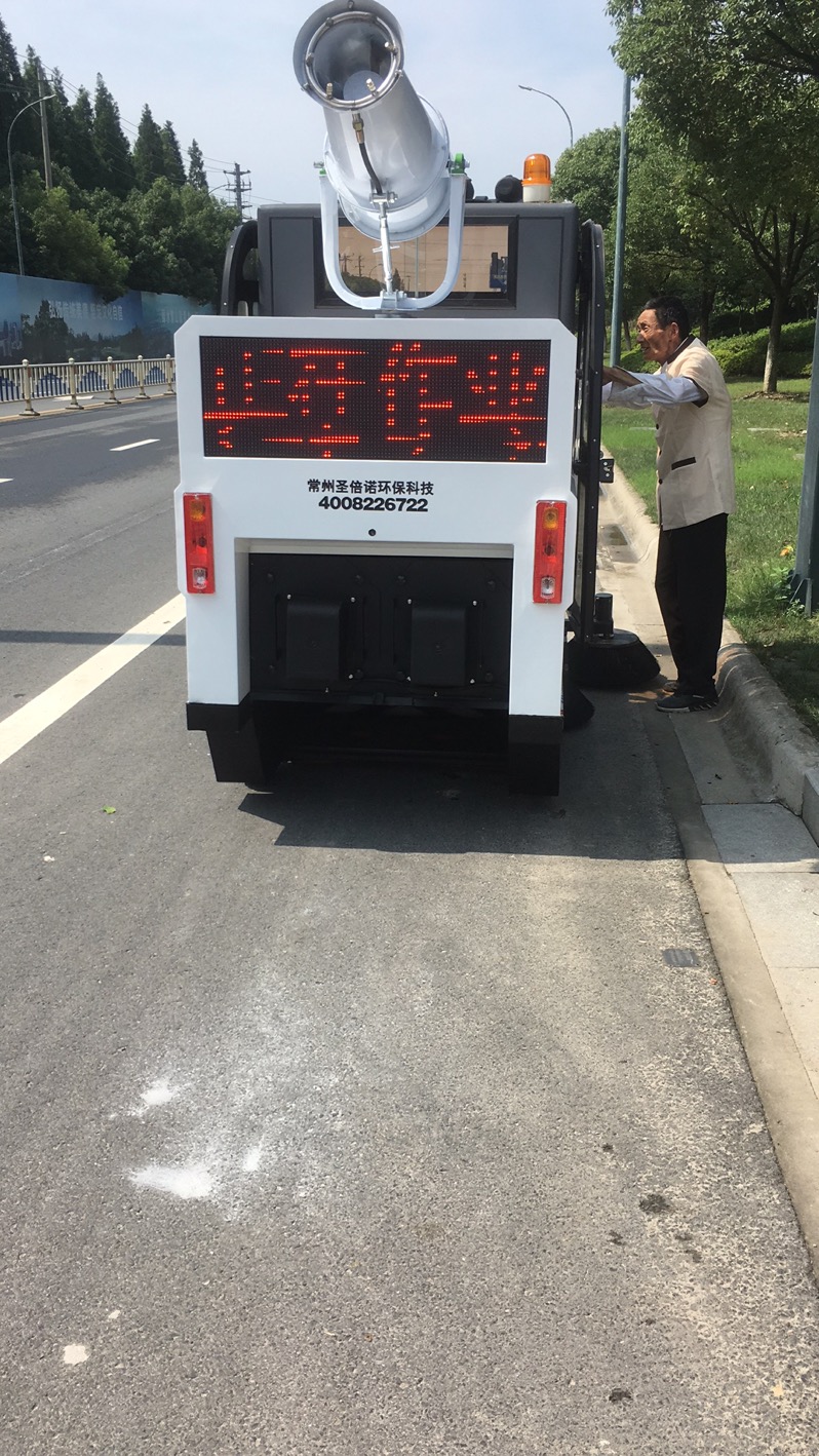 車(chē)站清掃車(chē)的操作簡(jiǎn)單，得到了環(huán)衛(wèi)人員的認(rèn)可