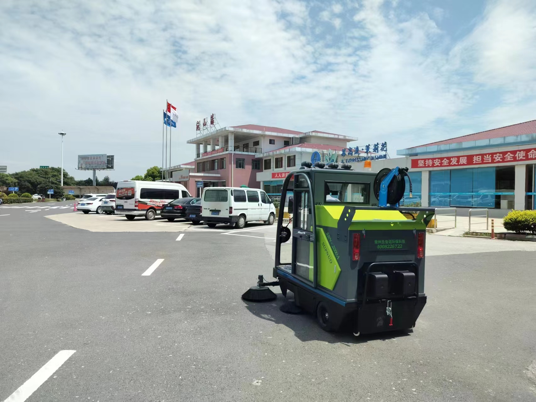 霧炮電動掃地車不僅能夠清掃廠區(qū)路面 霧炮電動掃地車不僅能夠清掃廠區(qū)路面