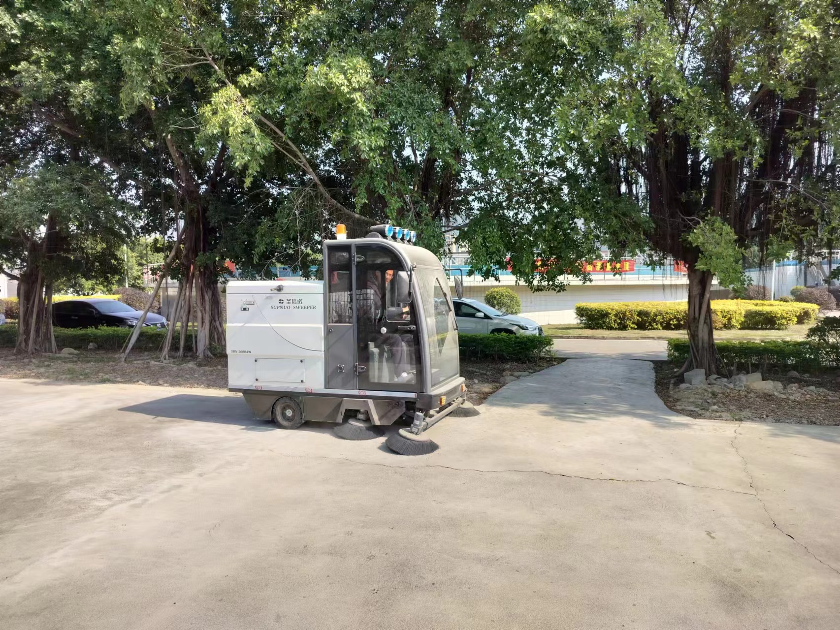 閉式電動清掃車的應(yīng)用場所也非常廣泛 閉式電動清掃車的應(yīng)用場所也非常廣泛