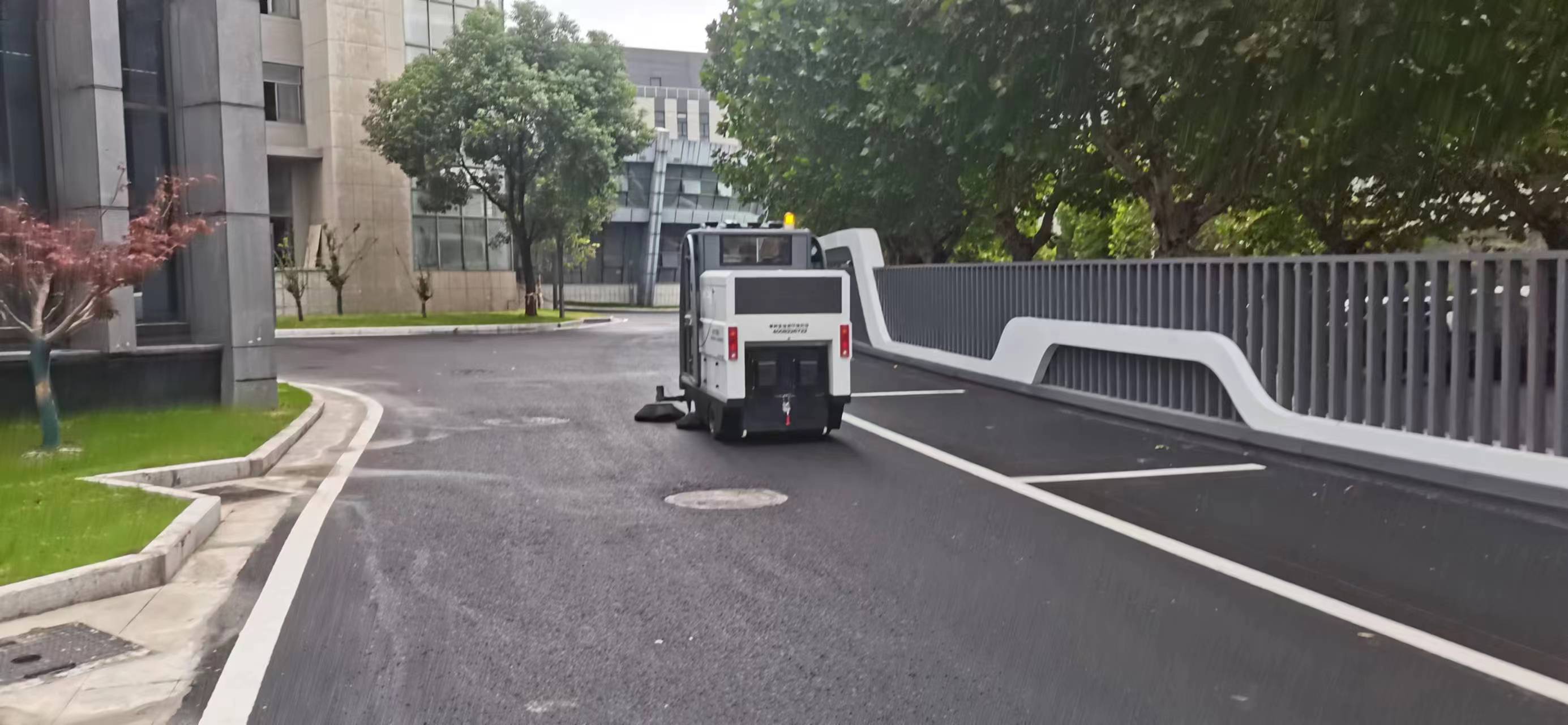 有很多種工廠清掃車，可以在不同的場合使用