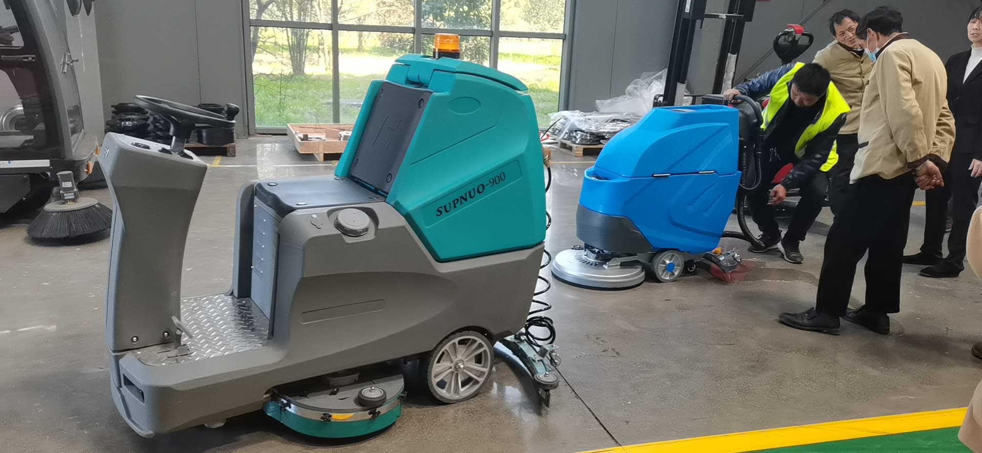 工廠車間的洗地機可以為他們節(jié)省成本 工廠車間的洗地機可以為他們節(jié)省成本