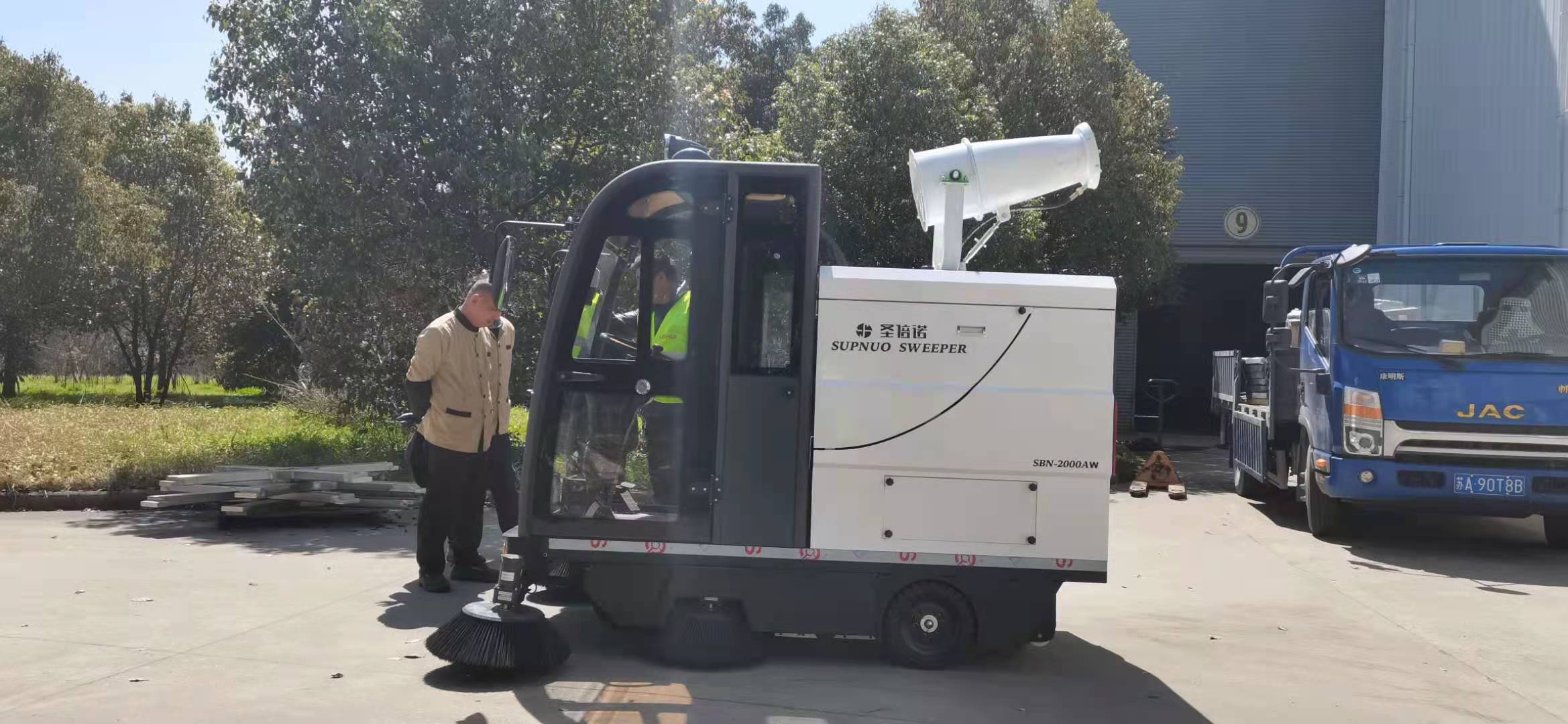 落葉電動清掃車是一種新型的環(huán)衛(wèi)清潔設(shè)備 落葉電動清掃車是一種新型的環(huán)衛(wèi)清潔設(shè)備