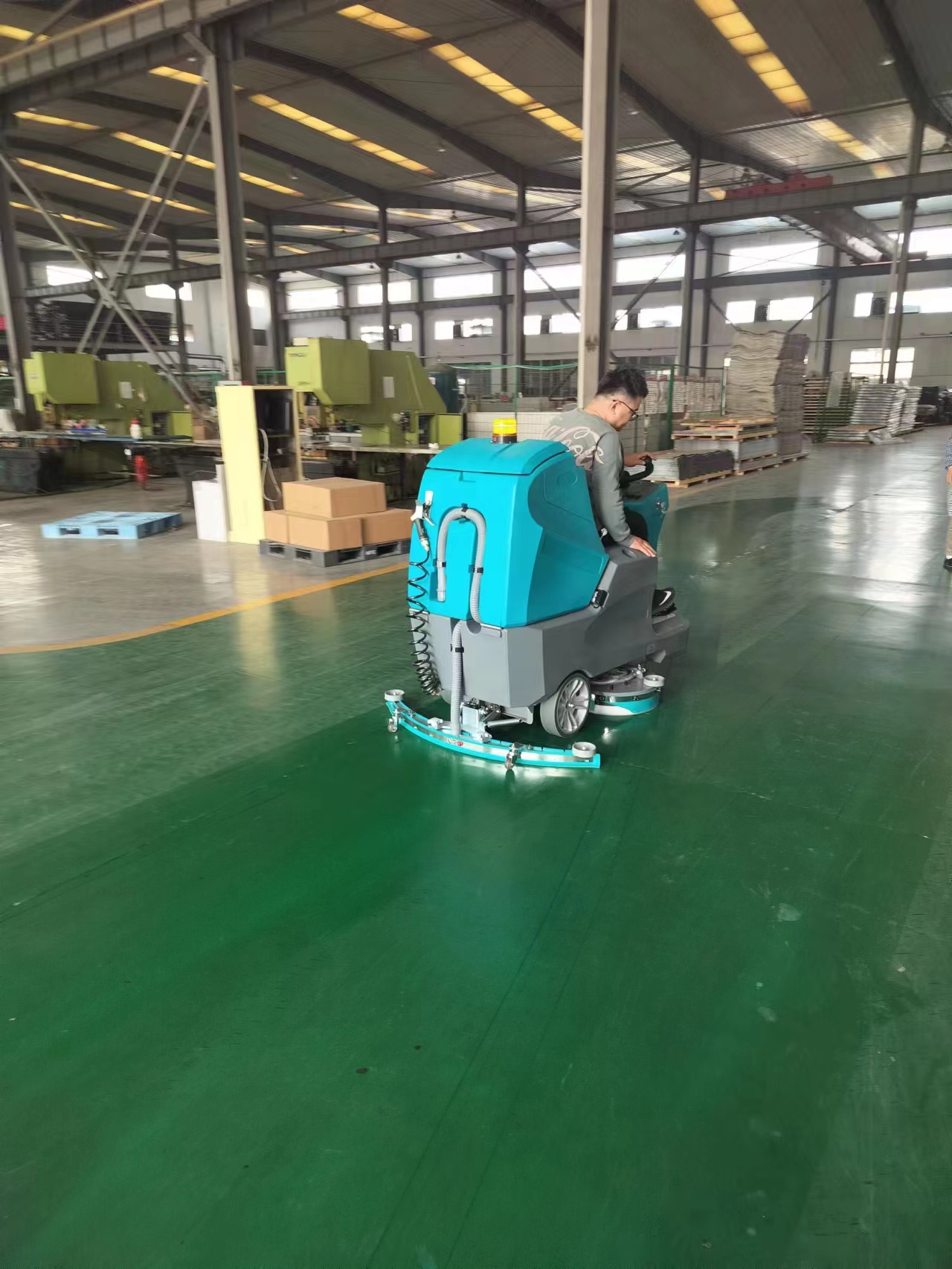 在工廠車間使用工業(yè)洗地機(jī)有什么好處呢？