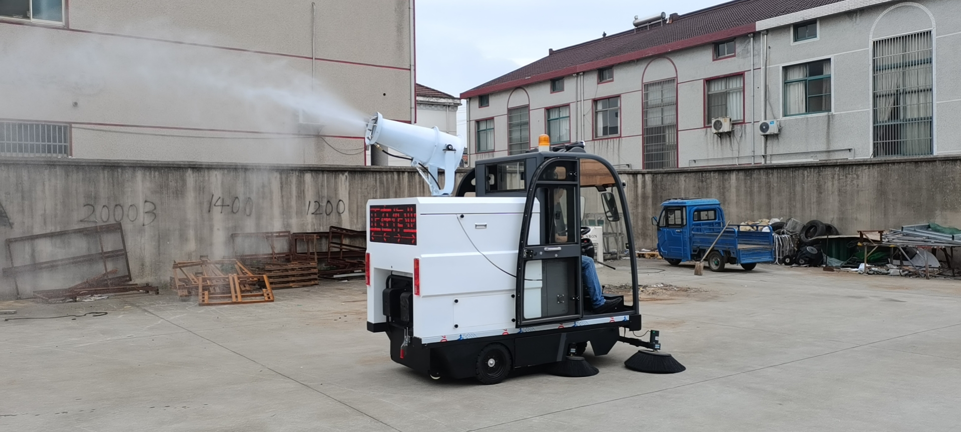 現(xiàn)在電動掃地車給清潔工帶來了很多便利 現(xiàn)在電動掃地車給清潔工帶來了很多便利