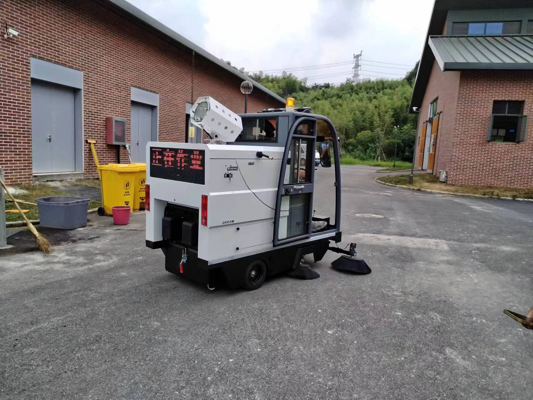  小型電動(dòng)掃地機(jī)用于商業(yè)、工業(yè)等場(chǎng)合